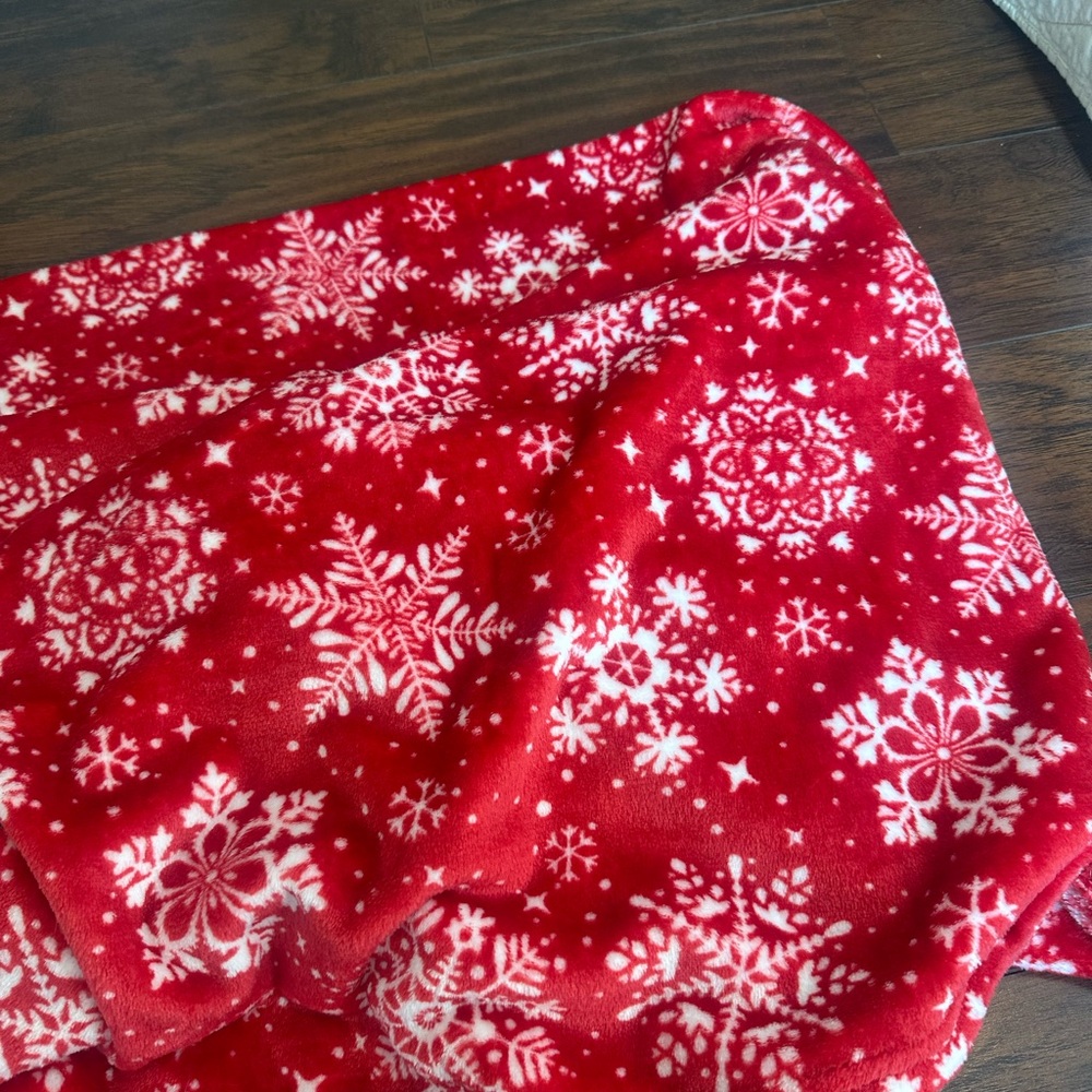 Red Snowflake Patterned blanket - Picture 3 of 3